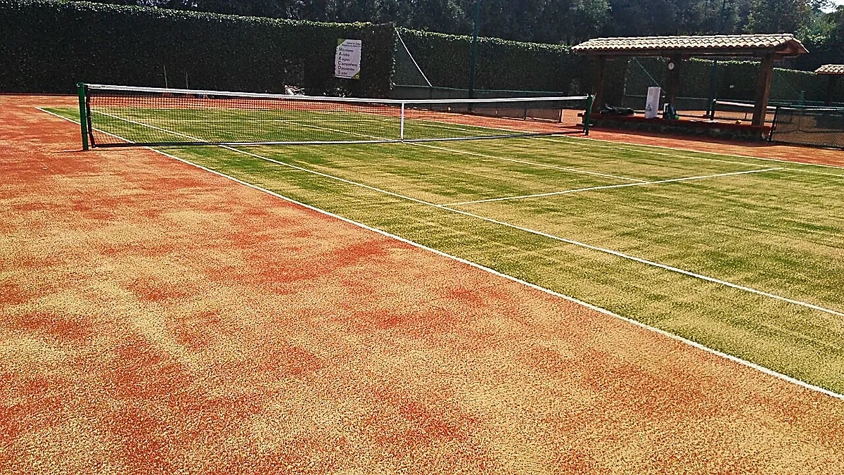 Cancha de tenis con pasto sintético en Club de Golf los Encinos, Lerma, Estado de México: superficie y líneas de juego