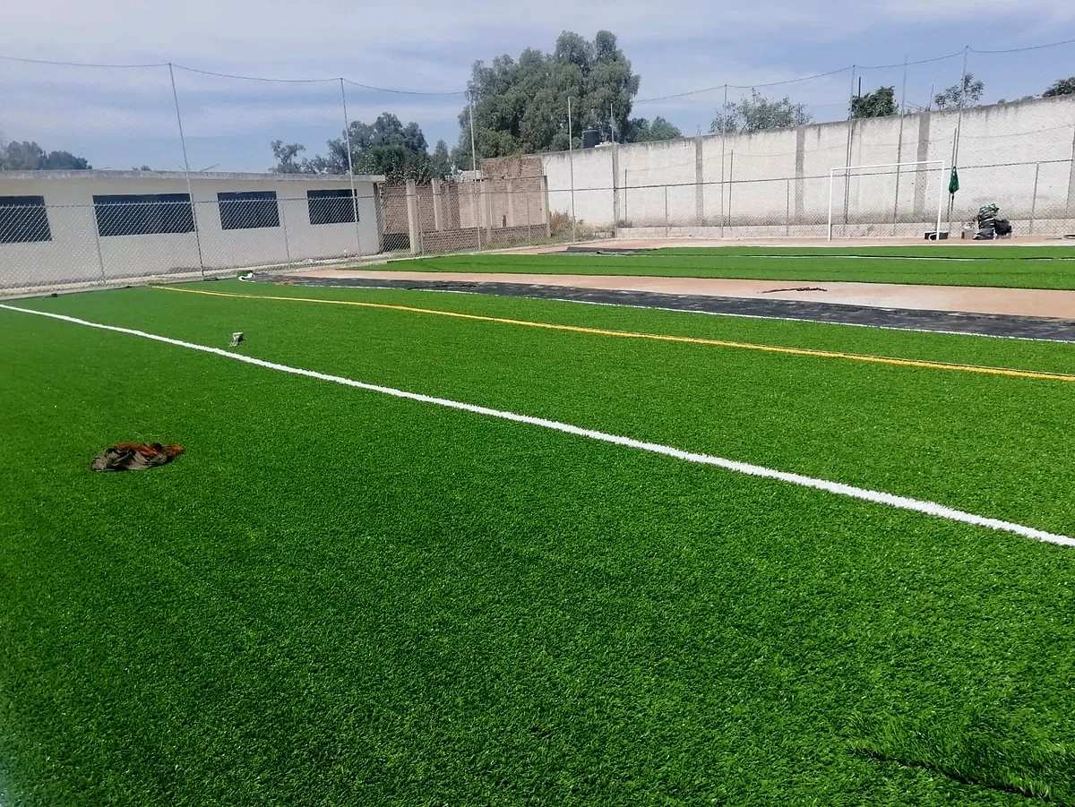 Detalle del pasto sintético de la cancha de tochito en San Sebastián, Zumpango, Estado de México