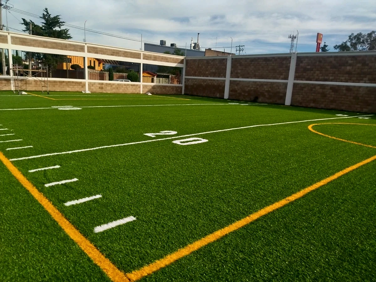 Cancha de tochito con pasto sintético en Tecámac, Estado de México: pasto sintético deportivo recién cepillado