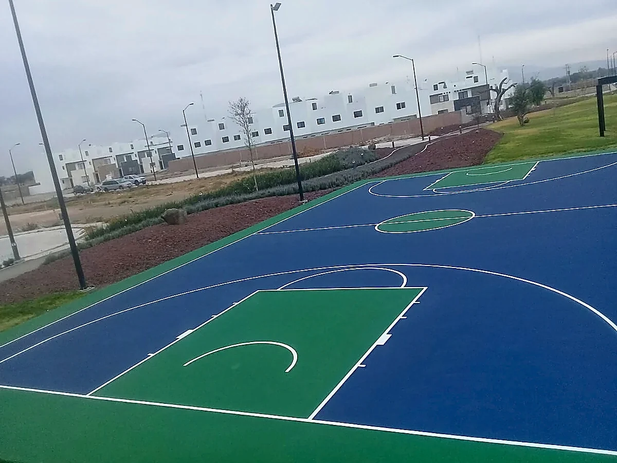 Detalle del pasto sintético de la cancha de básquetbol en Celaya, Guanajuato