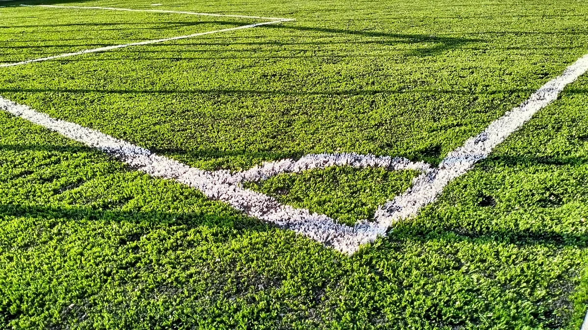 Detalle del pasto sintético de la cancha de fútbol 5 en León, Guanajuato