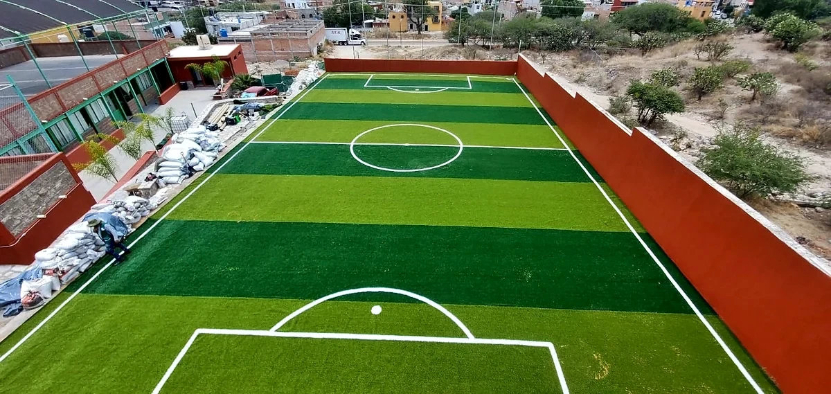 Cancha de fútbol 5 con pasto sintético en San Miguel de Allende, Guanajuato: pasto sintético deportivo recién cepillado