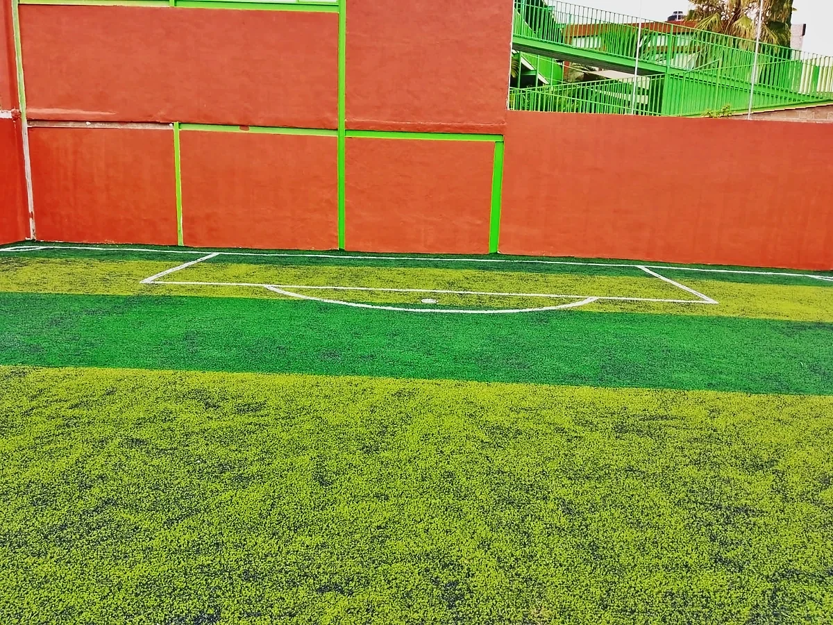 Cancha de fútbol 5 con pasto sintético en San Miguel de Allende, Guanajuato: la cancha desdel fondo