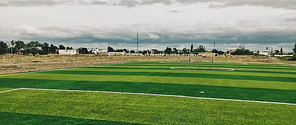 Detalle del pasto sintético de la cancha de fútbol 7 en Cortazar, Guanajuato