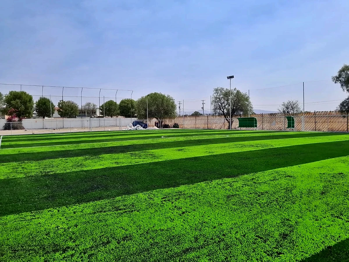 Cancha de fútbol 7 con pasto sintético en Instituto de Estudios Superiores del Centro de México, Celaya