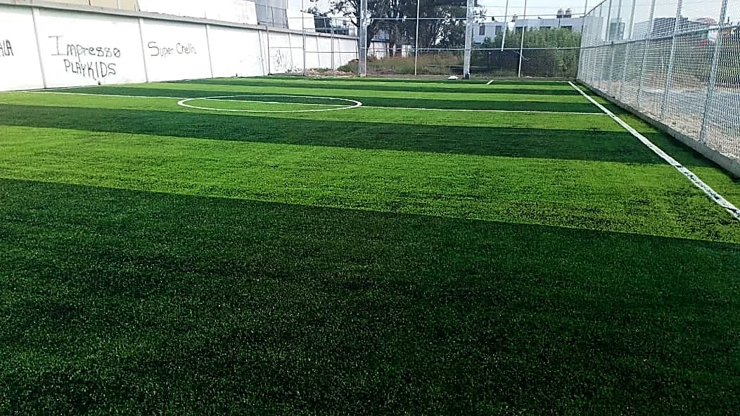 Cancha de fútbol 7 con pasto sintético en Jufranco Club, San Francisco del Rincón, Guanajuato: líneas de juego insertadas en el mismo pasto