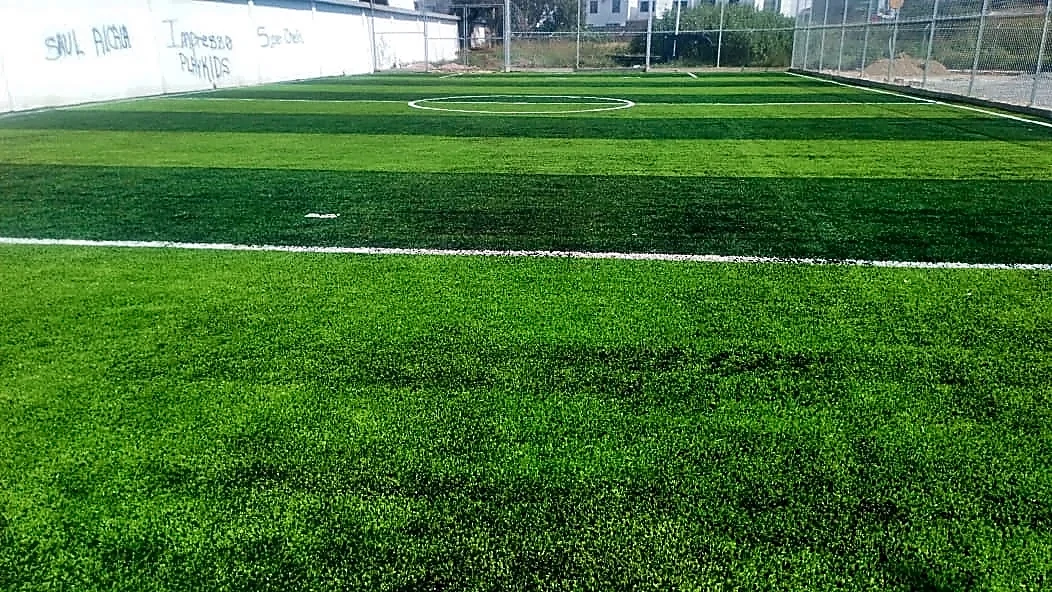 Cancha de fútbol 7 con pasto sintético en Jufranco Club, San Francisco del Rincón, Guanajuato: la cancha desde la línea lateral