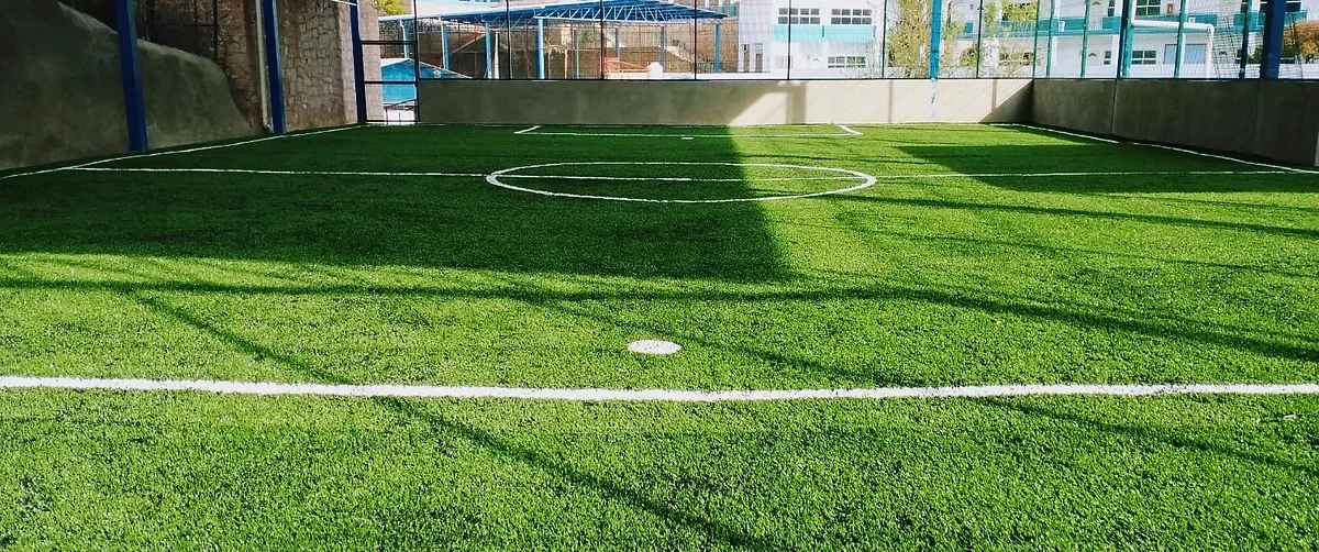 Detalle del pasto sintético de la cancha de fútbol 7 en Guanajuato, Guanajuato