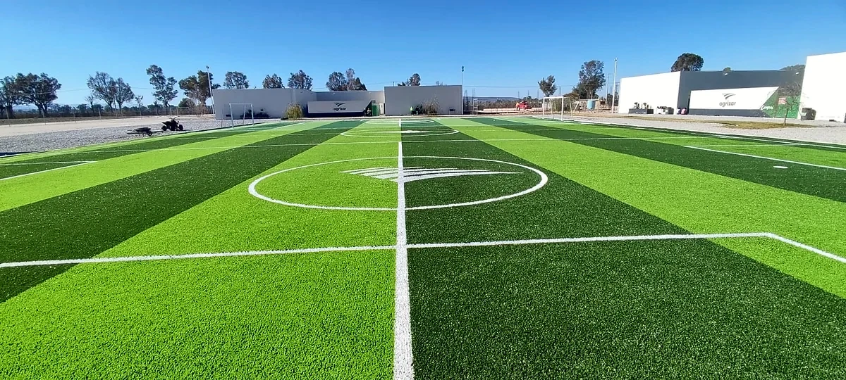 Cancha de fútbol 7 con pasto sintético en Rancho El Queretano, San Luis de la Paz, Guanajuato: la cancha desde la línea lateral