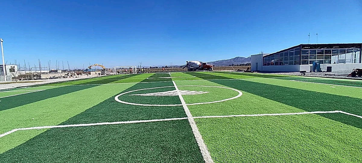 Detalle del pasto sintético de la cancha de fútbol 7 en San Luis de la Paz, Guanajuato