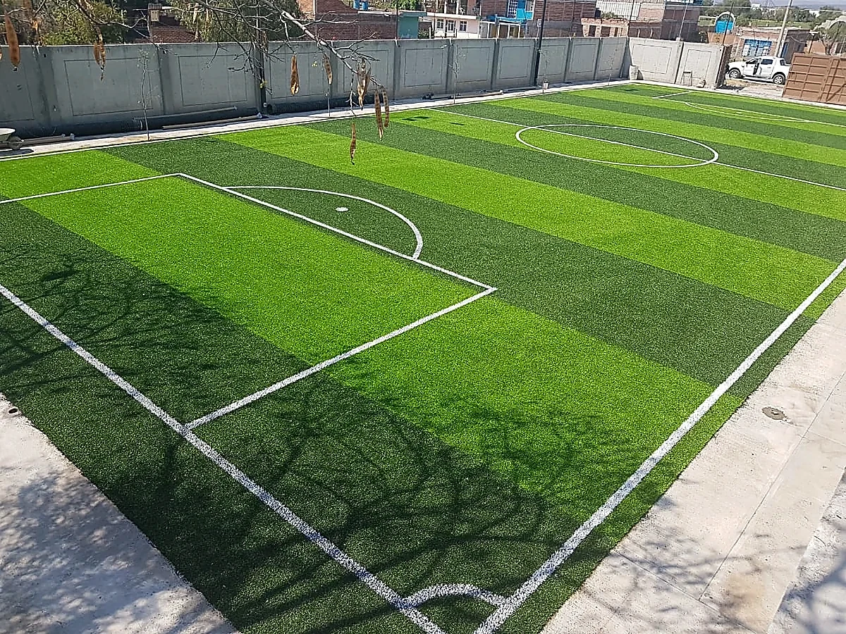 Cancha de fútbol 7 con pasto sintético en Salamanca, Guanajuato: la cancha desde la línea lateral