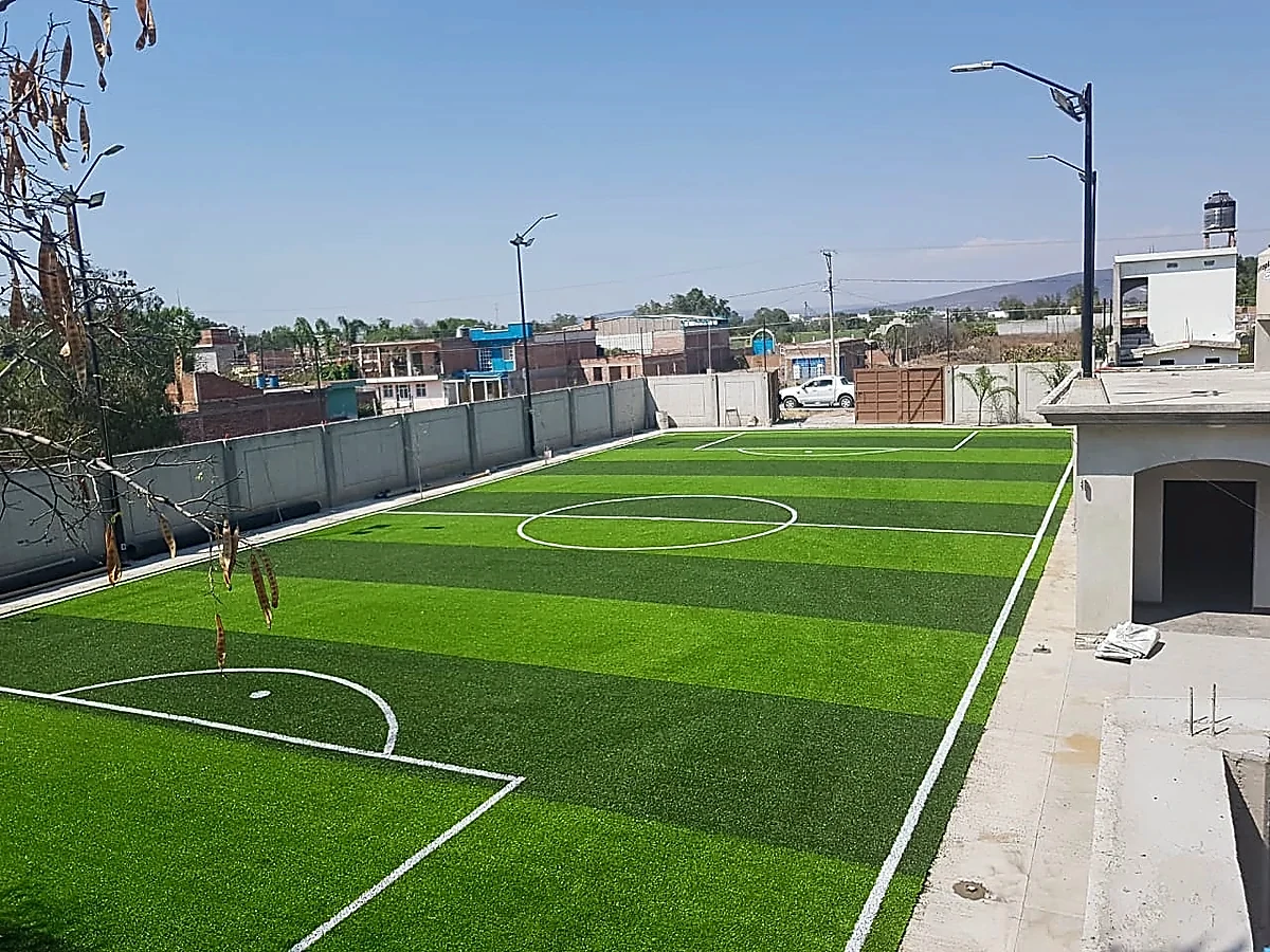 Detalle del pasto sintético de la cancha de fútbol 7 en Salamanca, Guanajuato