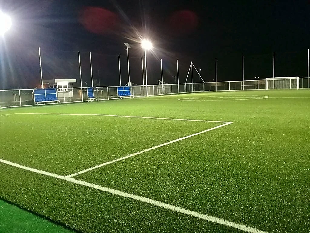 Cancha de fútbol 7 con pasto sintético en Y-Tec Keylex México, Salamanca