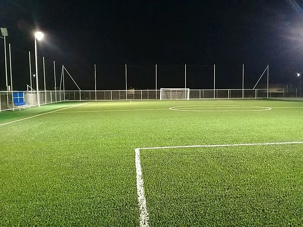 Cancha de fútbol 7 con pasto sintético en Y-Tec Keylex México, Salamanca, Guanajuato: la cancha desde la línea lateral