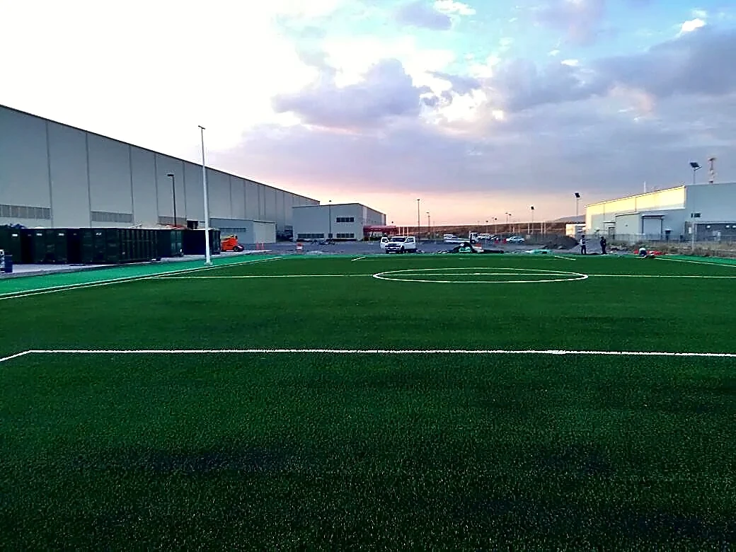 Cancha de fútbol 7 con pasto sintético en Y-Tec Keylex México, Salamanca, Guanajuato: la cancha desdel fondo