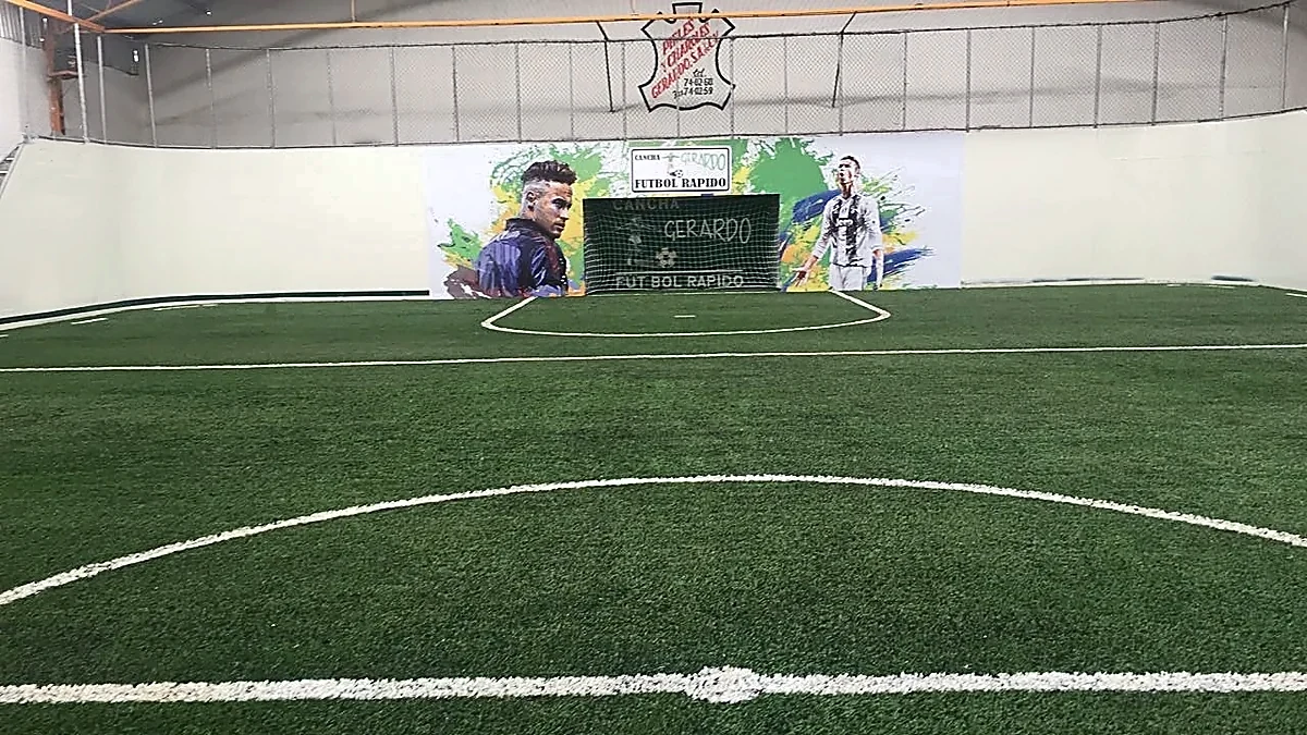 Cancha de fútbol rápido con pasto sintético en León, Guanajuato: pasto sintético deportivo recién cepillado