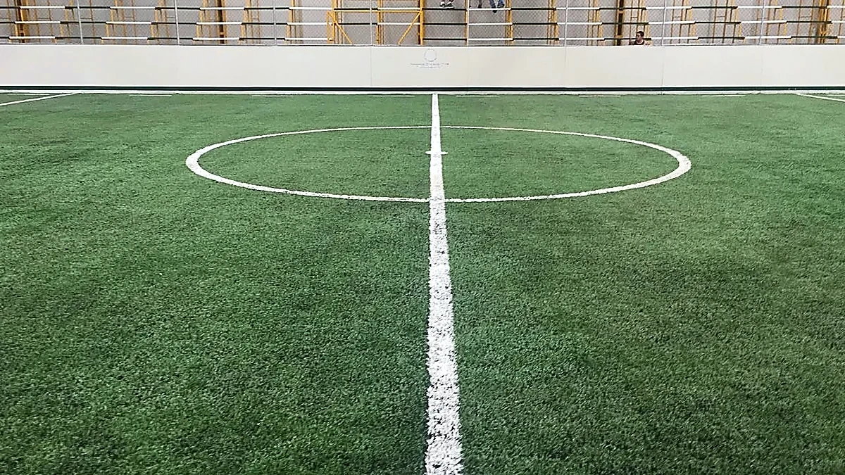 Cancha de fútbol rápido con pasto sintético en León, Guanajuato: la cancha desdel fondo