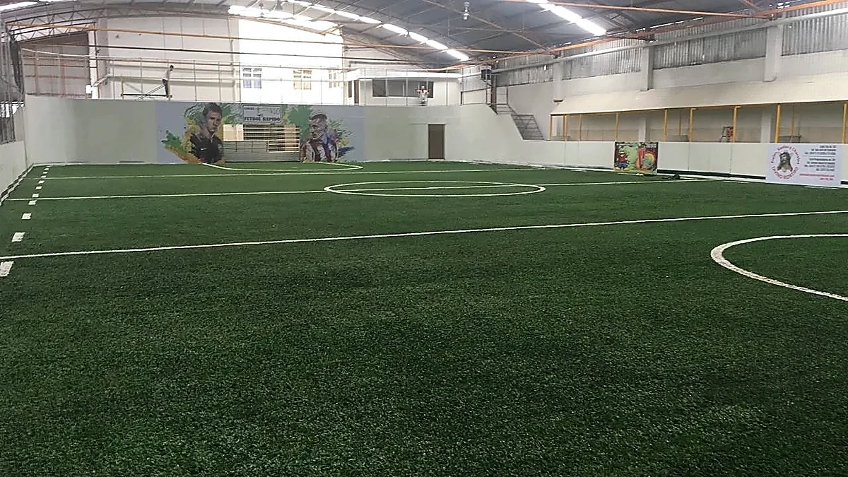 Cancha de fútbol rápido con pasto sintético en León, Guanajuato: vista de la cancha y su entorno
