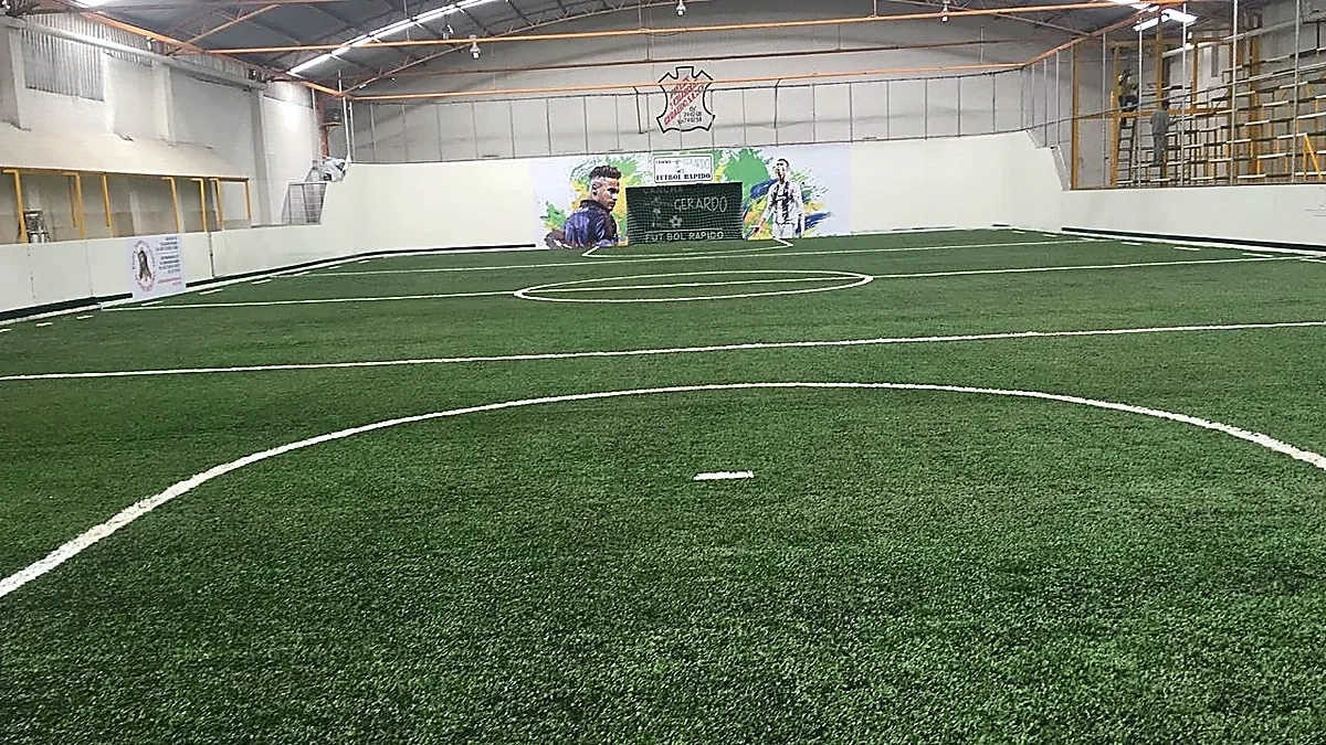 Detalle del pasto sintético de la cancha de fútbol rápido en León, Guanajuato