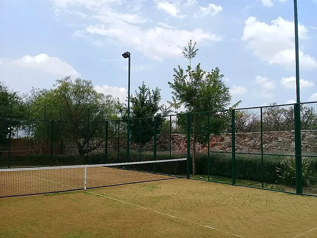 Cancha de pádel con pasto sintético en León, Guanajuato: pasto sintético y líneas de juego