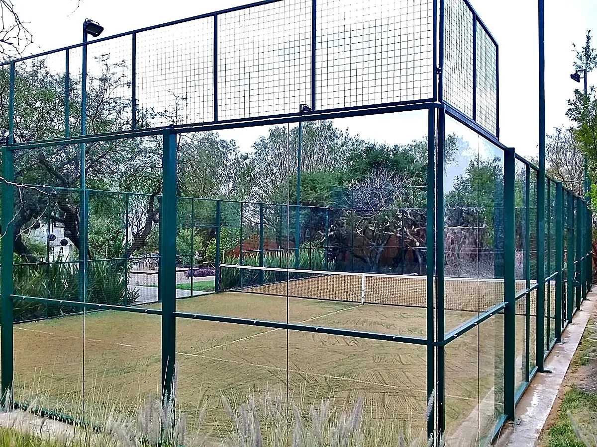 Cancha de pádel con pasto sintético en León, Guanajuato: la cancha desde otro ángulo