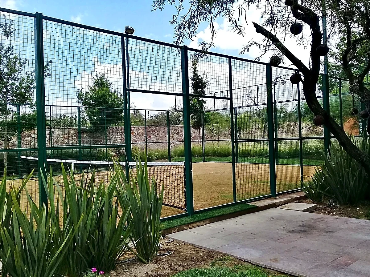 Detalle del pasto sintético de la cancha de pádel en León, Guanajuato