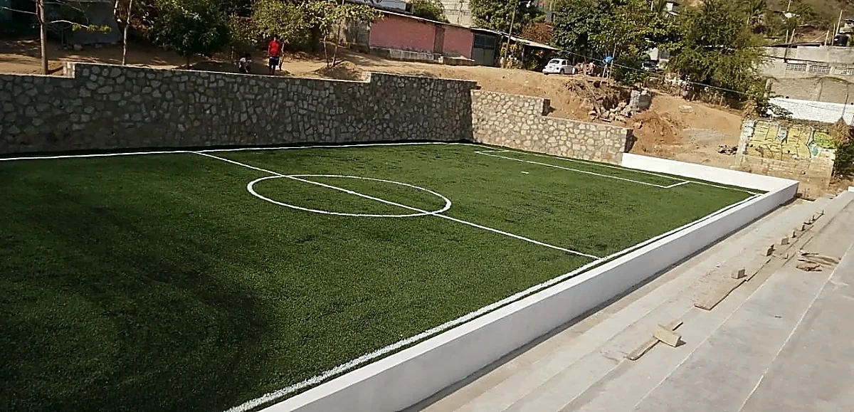 Cancha de fútbol 5 con pasto sintético en Acapulco de Juárez, Guerrero: otra vista de la cancha