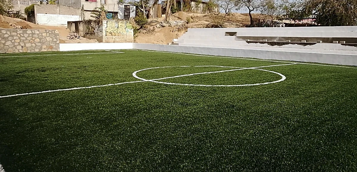 Detalle del pasto sintético de la cancha de fútbol 5 en Acapulco de Juárez, Guerrero