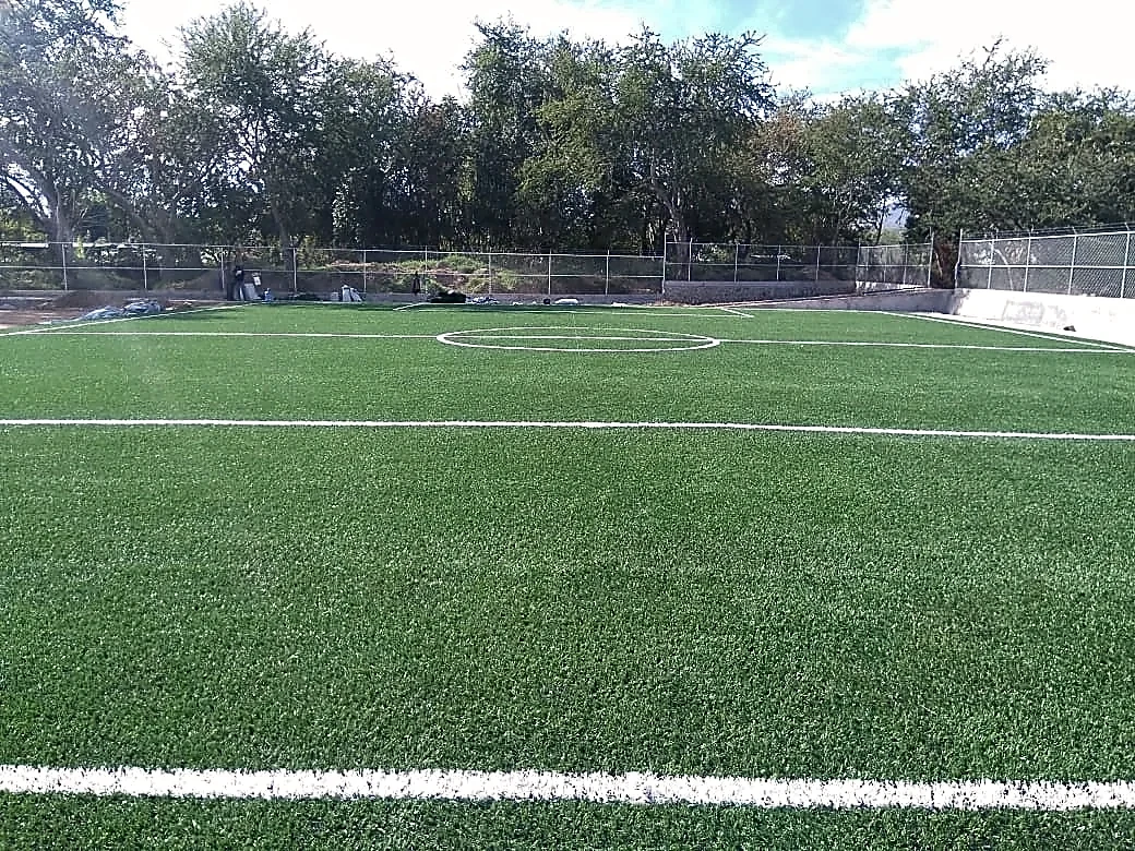 Cancha de fútbol 5 con pasto sintético en Campo Deportivo de Santa Cruz, Tixtla