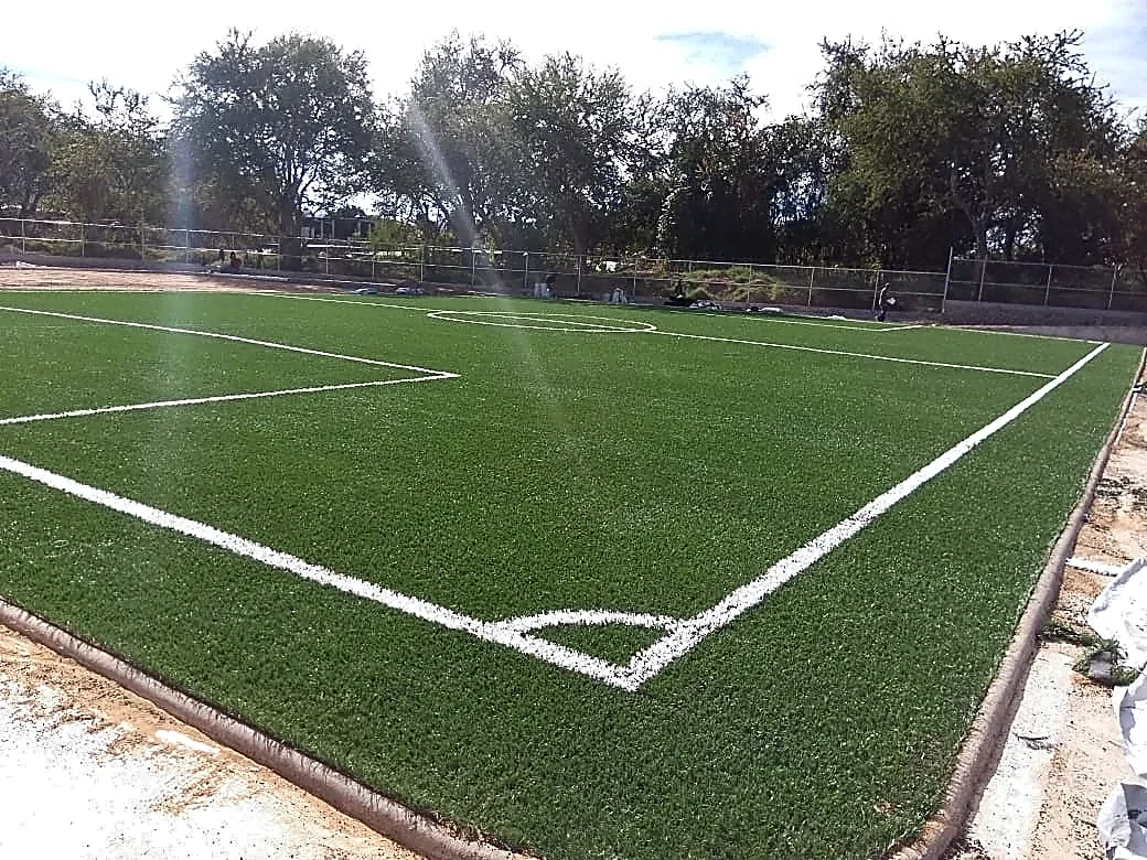 Cancha de fútbol 5 con pasto sintético en Campo Deportivo de Santa Cruz, Tixtla, Guerrero: líneas insertadas en el pasto sintético