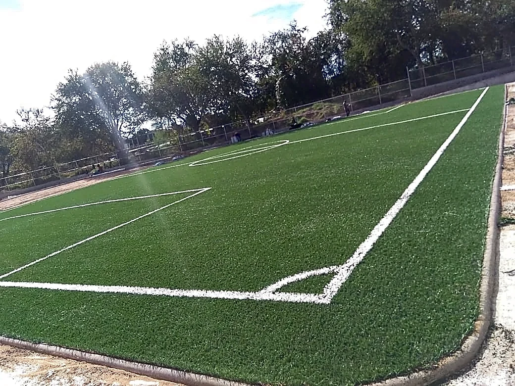 Cancha de fútbol 5 con pasto sintético en Campo Deportivo de Santa Cruz, Tixtla, Guerrero: otra vista de la cancha