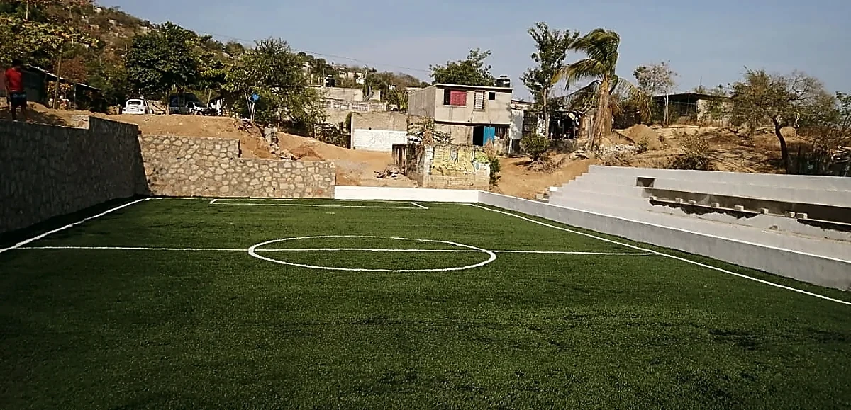 Cancha de fútbol 5 con pasto sintético en Izazaga Fútbol, Acapulco, Guerrero: líneas insertadas en el pasto sintético
