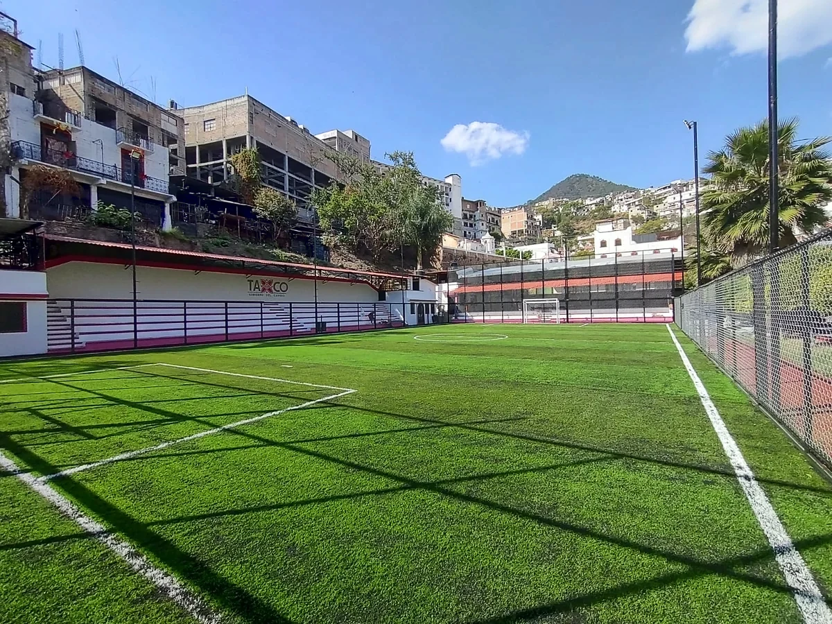 Cancha de fútbol 5 con pasto sintético en Parque Deportivo Pedro Martín, Taxco