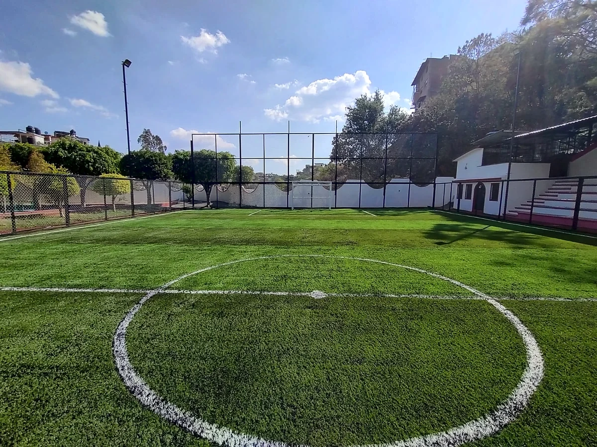 Cancha de fútbol 5 con pasto sintético en Parque Deportivo Pedro Martín, Taxco, Guerrero: líneas insertadas en el pasto sintético