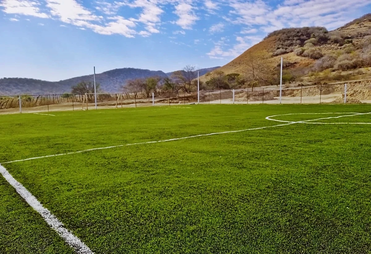 Cancha de fútbol 7 con pasto sintético en Cancha Municipal Cutzamala, Cutzamala de Pinzón (La Laja), Guerrero: líneas de juego insertadas en el mismo pasto