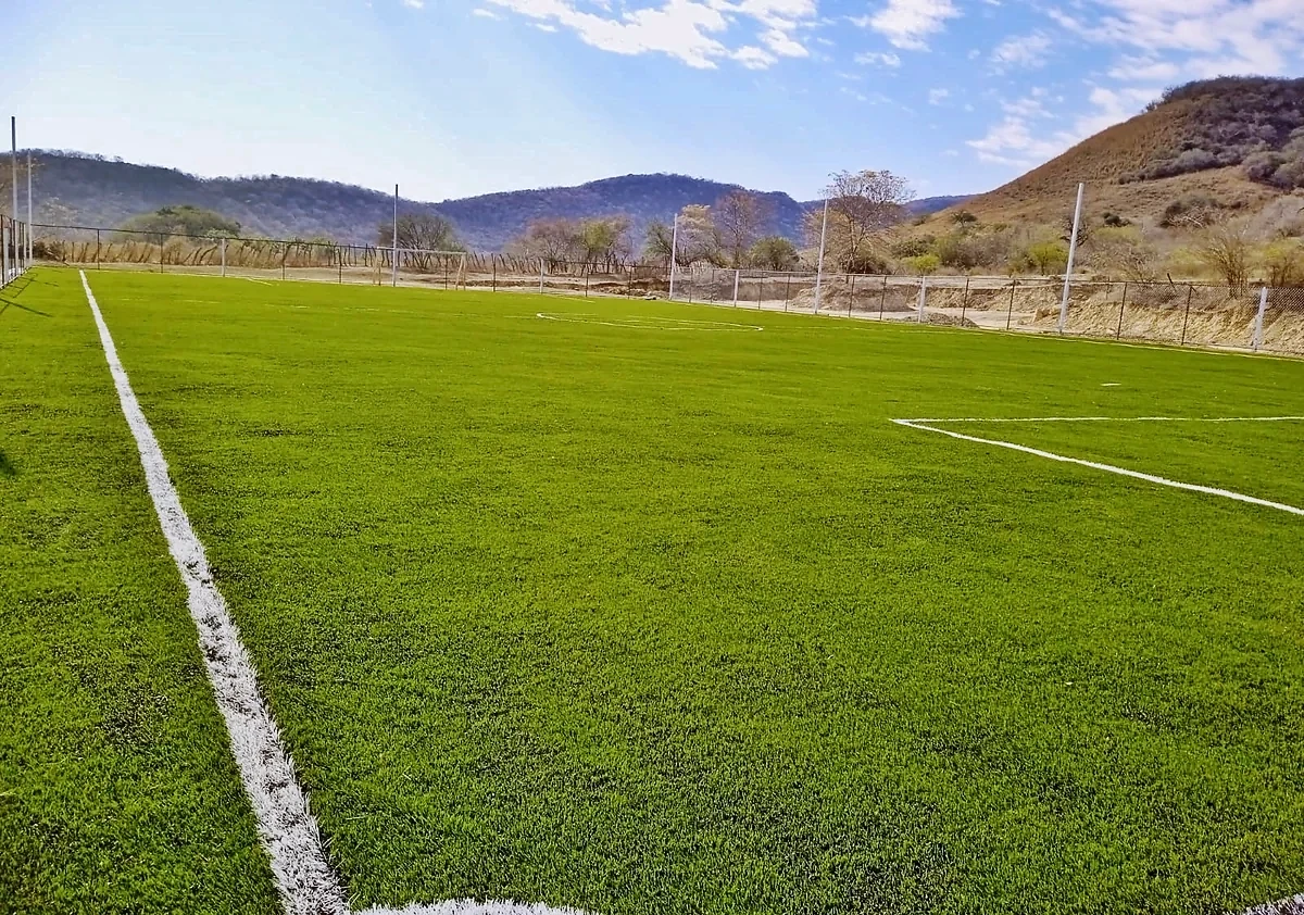 Cancha de fútbol 7 con pasto sintético en Cancha Municipal Cutzamala, Cutzamala de Pinzón (La Laja), Guerrero: la cancha desde la línea lateral