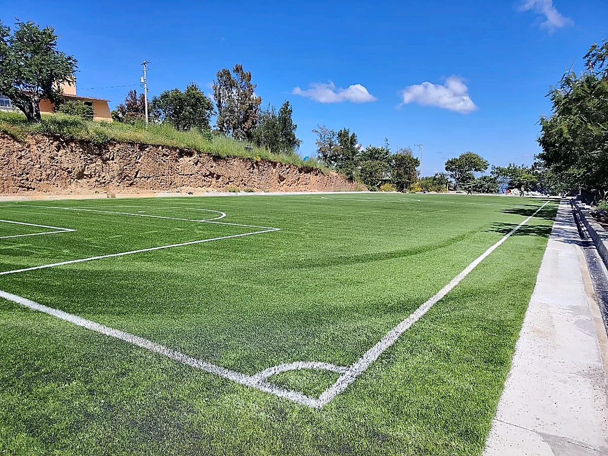 Detalle del pasto sintético de la cancha de fútbol 7 en Temalacatzingo, Guerrero
