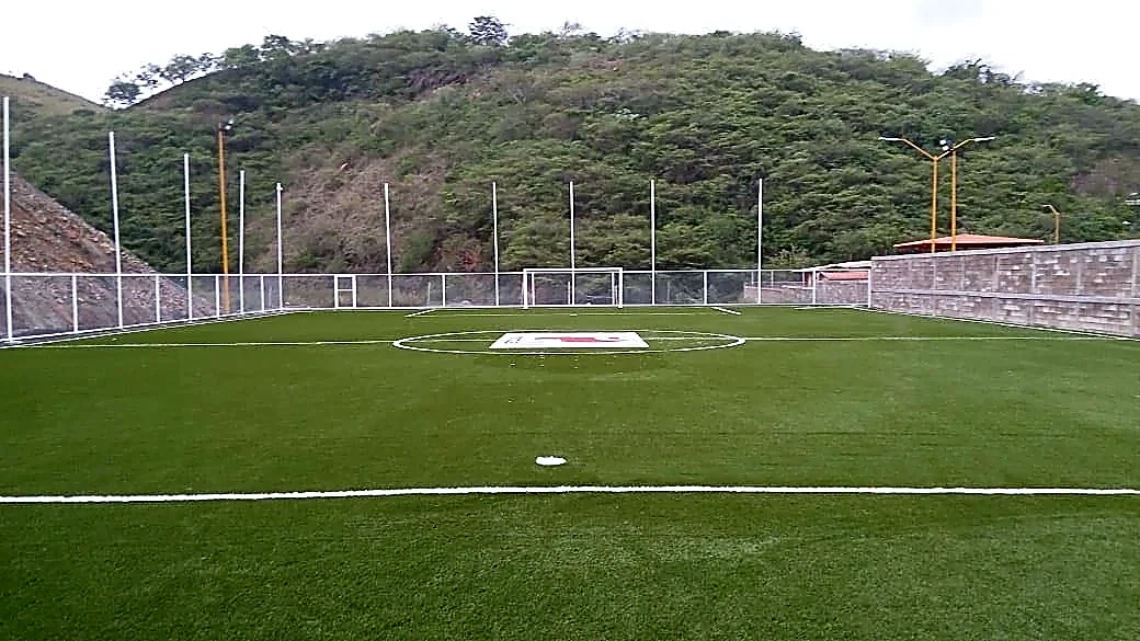 Cancha de fútbol 7 con pasto sintético en Mina Rey de Plata (Peñoles), Teloloapan