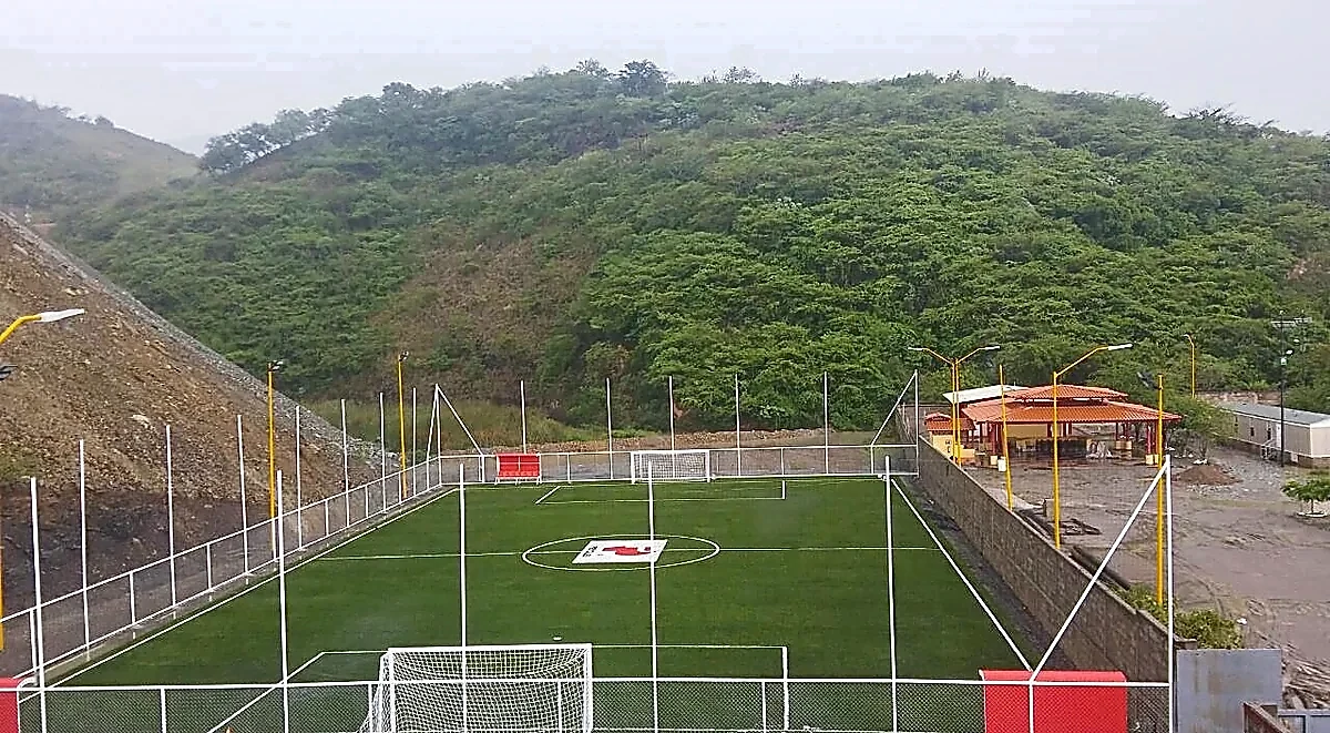 Cancha de fútbol 7 con pasto sintético en Mina Rey de Plata (Peñoles), Teloloapan, Guerrero: líneas de juego insertadas en el mismo pasto