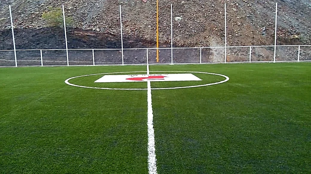 Cancha de fútbol 7 con pasto sintético en Mina Rey de Plata (Peñoles), Teloloapan, Guerrero: otra vista de la cancha de fútbol 7