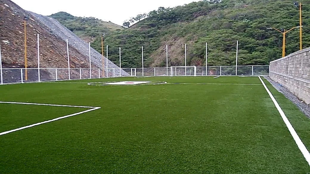 Cancha de fútbol 7 con pasto sintético en Mina Rey de Plata (Peñoles), Teloloapan, Guerrero: pasto sintético deportivo recién cepillado