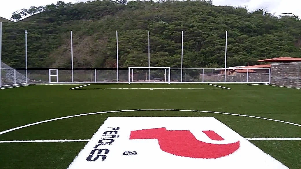 Cancha de fútbol 7 con pasto sintético en Mina Rey de Plata (Peñoles), Teloloapan, Guerrero: la cancha desdel fondo
