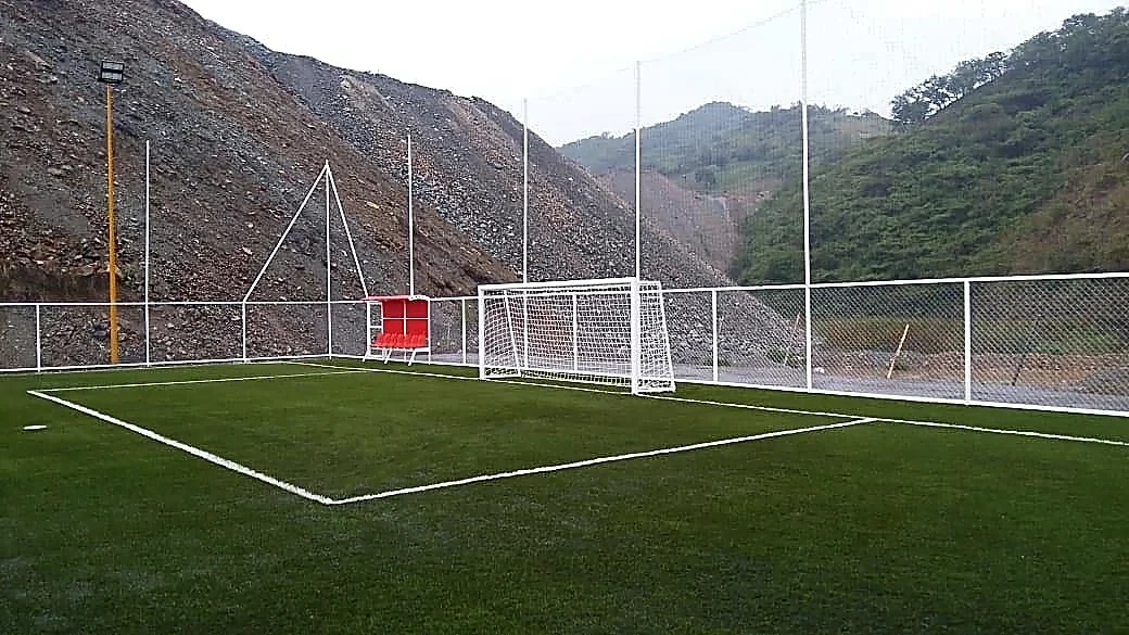 Detalle del pasto sintético de la cancha de fútbol 7 en Teloloapan, Guerrero