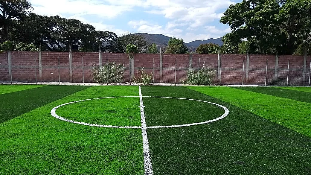 Cancha de fútbol 7 con pasto sintético en Tixtla, Guerrero