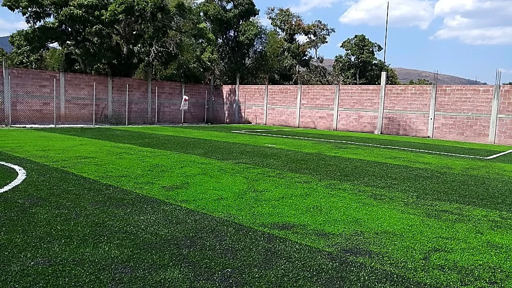 Cancha de fútbol 7 con pasto sintético en Tixtla, Guerrero: la cancha desde la línea lateral