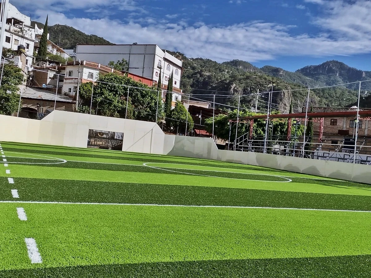 Cancha de fútbol rápido con pasto sintético en Unidad Deportiva de los Jales, Taxco