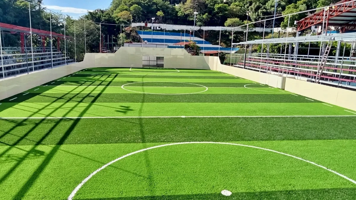 Cancha de fútbol rápido con pasto sintético en Unidad Deportiva de los Jales, Taxco, Guerrero: la cancha desde la línea lateral