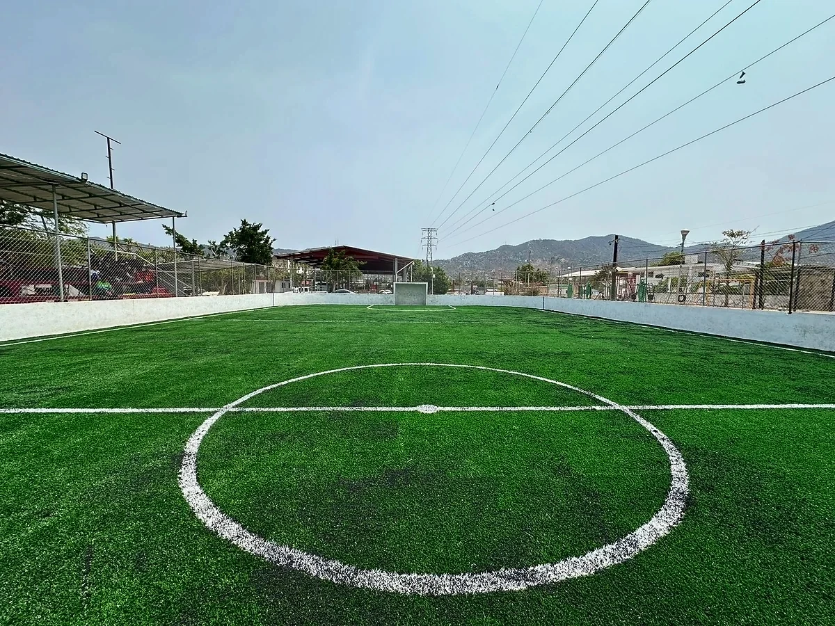 Cancha de fútbol rápido con pasto sintético en Unidad Deportiva Zapata, Acapulco, Guerrero: líneas de juego insertadas en el pasto