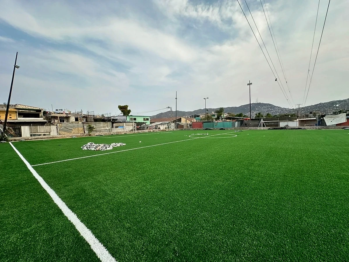 Cancha de fútbol rápido con pasto sintético en Unidad Deportiva Zapata, Acapulco, Guerrero: otra vista de la cancha