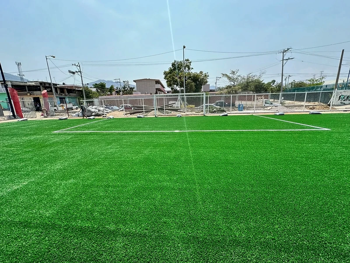 Cancha de fútbol rápido con pasto sintético en Unidad Deportiva Zapata, Acapulco, Guerrero: pasto sintético deportivo recién cepillado